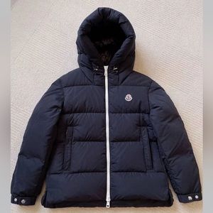 Moncler IDIL JACKET in Men’s Small (1) and fits like a women’s M!